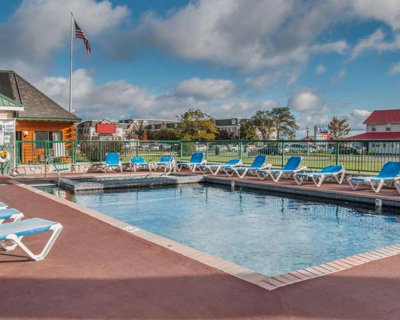 Econo Lodge Bayview Mackinaw Stadt Exterior foto